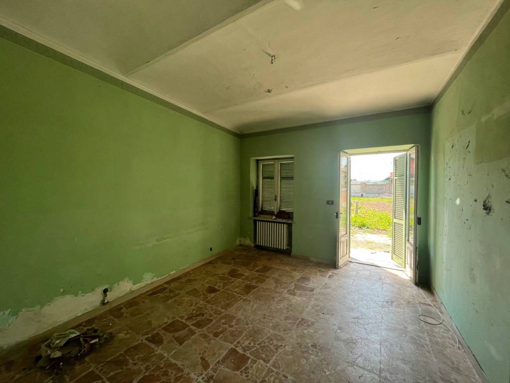 AMPIA CASA INDIPENDENTE DA RISTRUTTURARE COMODA AL CENTRO