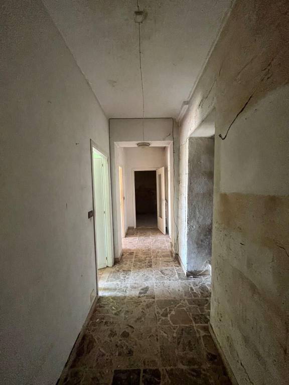 AMPIA CASA INDIPENDENTE DA RISTRUTTURARE COMODA AL CENTRO