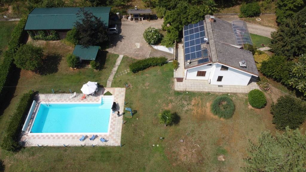 Villa immersa nel verde con splendido parco e piscina