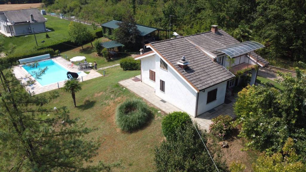 Villa immersa nel verde con splendido parco e piscina