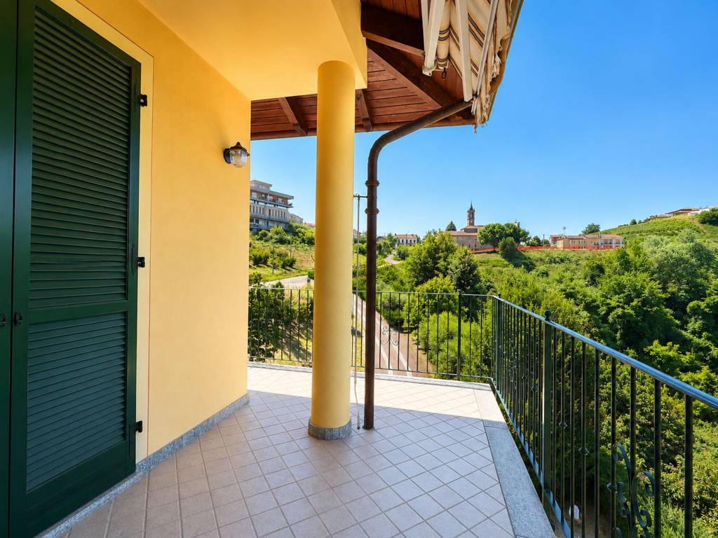 Appartamento con vista sulle colline di Montaldo Roero