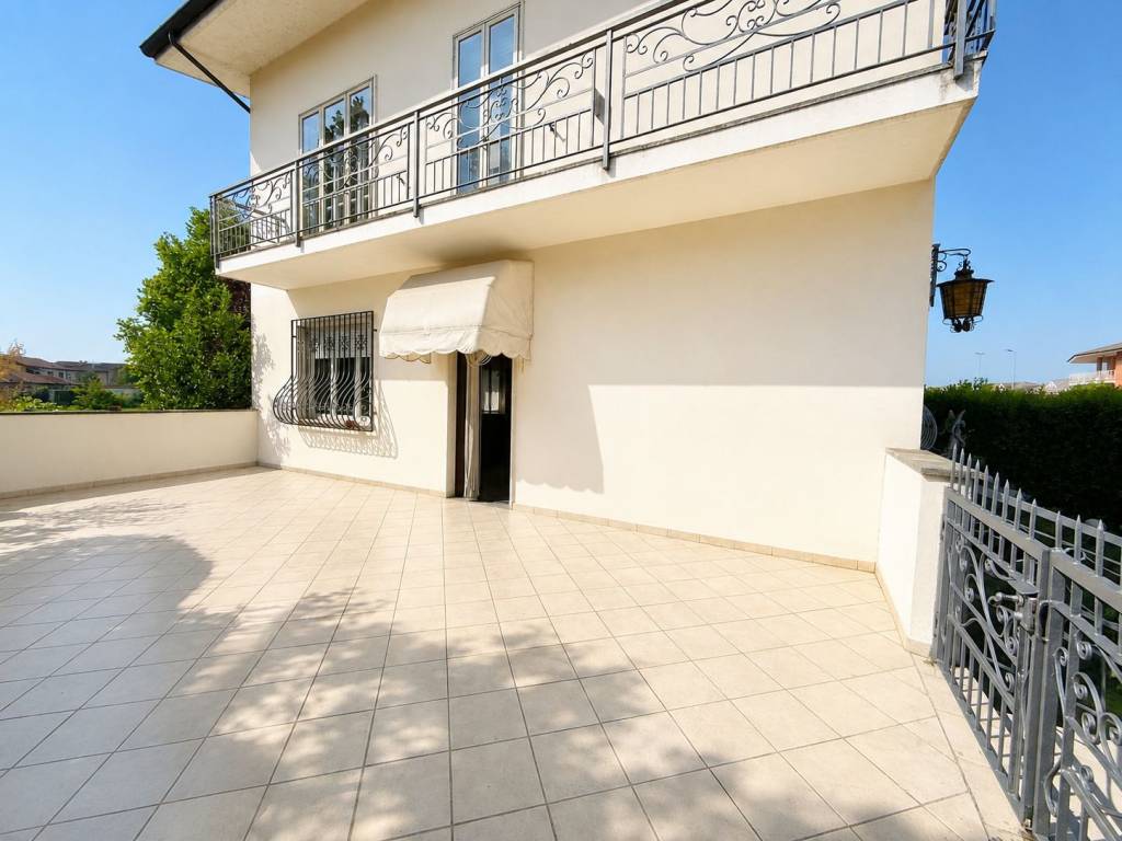 Appartamento in bifamiliare indipendente con giardino