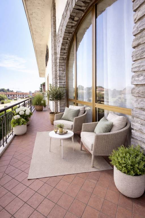 Bifamiliare con accessi indipendenti, piscina e giardino