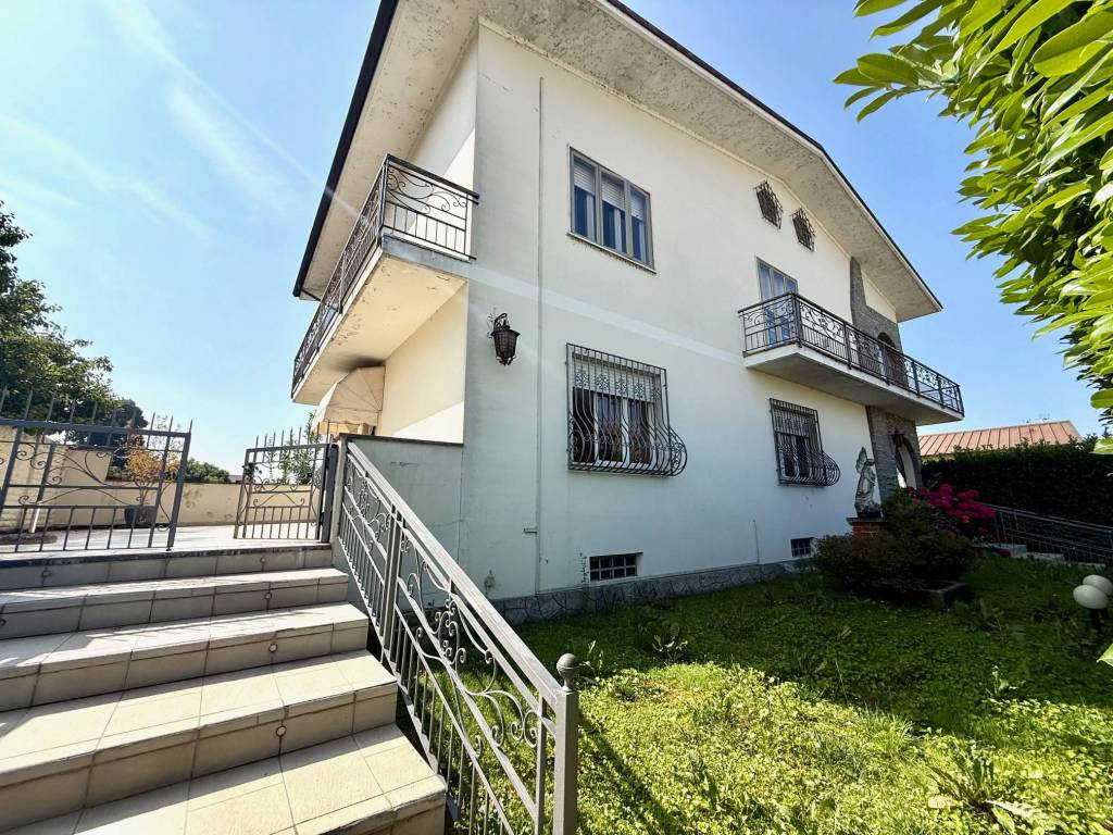 Bifamiliare con accessi indipendenti, piscina e giardino