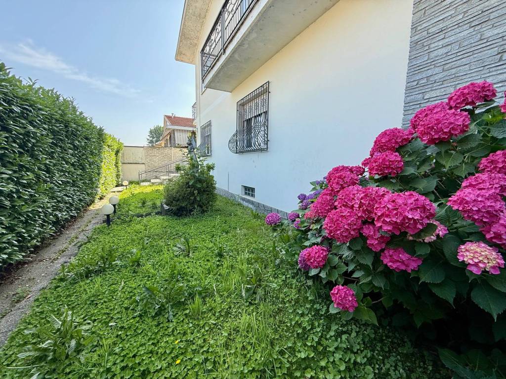 Bifamiliare con accessi indipendenti, piscina e giardino